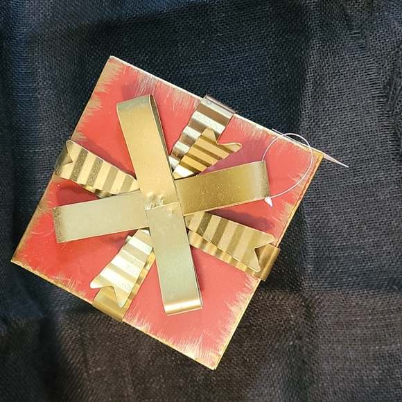 Ashland Christmas Decor metal Gift Package Galvanized Metal Ribbon - Picture 3 of 5